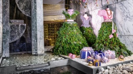 Art de Noël. Christmas Couture – moda na Święta w hotelach Sofitel Podróże, LIFESTYLE - Celebracja Bożego Narodzenia – Art de Noël – jest dla Sofitel Hotels & Resorts, ambasadorów francuskiej kultury na całym świecie, jednym z najważniejszych wydarzeń. Co roku marka ta wybiera magiczny i niepowtarzalny motyw przewodni, który towarzyszy gościom w czasie Świąt.