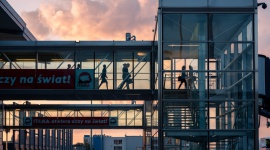 Turystyczny styczeń na lotnisku we Wrocławiu Podróże, LIFESTYLE - W styczniu lataliśmy nad ciepłe morze i po słońce, z biurami podróży lub z tanimi liniami. Wśród kierunków sieciowych największą popularnością cieszą się połączenia do największych portów przesiadkowych.