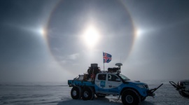 Toyotą Hilux na Południowy Biegun Niedostępności Podróże, LIFESTYLE - Ekspedycja Arctic Trucks dotarła do Bieguna Niedostępności na Antarktydzie, na którym panuje najniższa średnia temperatura na Ziemi: -58,2°C. Wyprawa była możliwa dzięki specjalnie przygotowanym przez islandzką firmę Hiluxom w wersji 4x4 i 6x6.