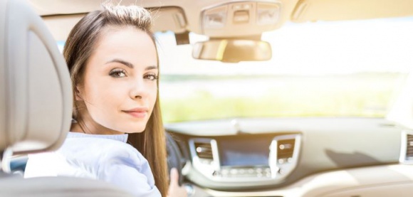 Bezpieczne podróżowanie w czasie pandemii. Jak zdezynfekować swój samochód? Podróże, LIFESTYLE - Mimo pandemii, wielu z nas potrzebuje przemieszczać się do pracy, czy po zakupy dla starszych rodziców. Pojawia się pytanie, jaki środek transportu wybrać? Najbezpieczniejszym wyborem jest własny samochód.