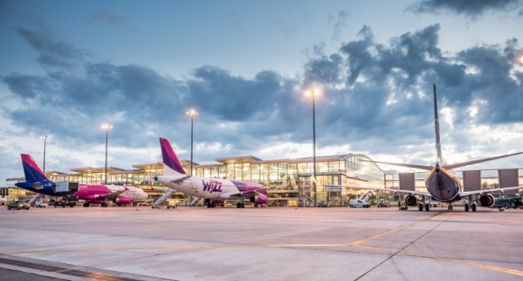 Start zagranicznych połączeń lotniczych z Wrocławia. Poznaj plany przewoźników Podróże, LIFESTYLE - Dziś Wizz Air uruchomi pierwsze połączenie z Wrocławia do Eindhoven, jutro do Reykjavíku i Oslo. Na 1 lipca start zapowiadają Ryanair oraz Lufthansa. Jest szansa, że na początku przyszłego miesiąca do dyspozycji będą w sumie 42 kierunki. Na 3 sierpnia powrót zapowiedział KLM.