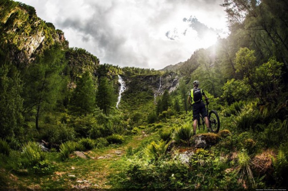 Włoskie Trentino gotowe na przyjęcie turystów Podróże, LIFESTYLE - 3 czerwca Włochy ponownie otworzyły swoje granice dla krajów UE i Wielkiej Brytanii. Turyści nie będą musieli poddawać się kwarantannie po przybyciu na miejsce docelowego wypoczynku. Trentino to doskonała destynacja dla osób poszukujących otwartych przestrzeni i bliskości natury.