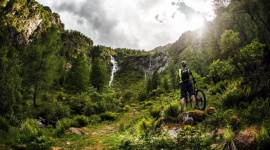 Włoskie Trentino gotowe na przyjęcie turystów Podróże, LIFESTYLE - 3 czerwca Włochy ponownie otworzyły swoje granice dla krajów UE i Wielkiej Brytanii. Turyści nie będą musieli poddawać się kwarantannie po przybyciu na miejsce docelowego wypoczynku. Trentino to doskonała destynacja dla osób poszukujących otwartych przestrzeni i bliskości natury.