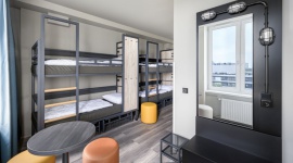 Minimalizm z industrialną nutą: hostel A&O Wola Podróże, LIFESTYLE - Bywają miejsca, które, dzięki swojej historii i osobowości, same w sobie stanowią inspirację dla architektów. Tak właśnie było w przypadku budynku na warszawskiej Woli, w którym od niedawna działa pierwszy w Polsce hostel niemieckiej sieci A&O.