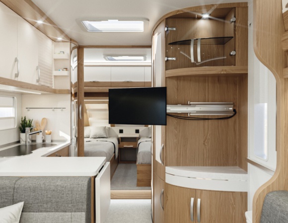 Meble w wakacyjnym kamperze. Jak go wyposażyć? Podróże, LIFESTYLE - Coraz więcej osób w wakacyjną podróż chce wyruszyć kamperem. Żeby było bezpiecznie i wygodnie, warto zabrać kilka niezbędnych sprzętów domowych. Jak je wszystkie zmieścić w samochodzie? Oto kilka niestandardowych rozwiązań, które pozwolą na więcej.