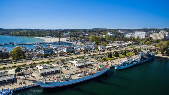 5 punktów na mapie Gdyni, które musisz odwiedzić, jeśli chcesz być na topie Podróże, LIFESTYLE - Wczasy na wybrzeżu - długo wyczekiwane, zaplanowane. Z myślą o całodniowym odpoczynku na plaży, kąpielach w Bałtyku. Co jednak, gdy pogoda nie sprzyja plażowaniu lub gdy piasek już nam się nieco znudził? Oto pięć nieoczywistych miejsc, które warto zobaczyć w Gdyni!