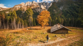 Jesień możliwości w trydenckich Dolomitach Podróże, LIFESTYLE - Jesień to idealny moment na połączenie aktywności pod gołym niebem z kosztowaniem regionalnych dań. We Trentino nie zabraknie okazji do podziwiania gór oraz odkrywania lokalnej kuchni dzięki wydłużonemu funkcjonowaniu schronisk i wyciągów oraz inicjatywie „I Rifugi del Gusto”.