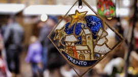 Włoskie tradycje świąteczne. Odkryj bożonarodzeniowe smaki regionu Trentino Podróże, LIFESTYLE - Spragnieni odkrywania świata, nawet pozostając w Święta w domu, nadal możemy przeżyć je magicznie, poznając tradycje włoskiego Bożego Narodzenia. Każdy region zachował tam odrębne zwyczaje oraz wyjątkową kuchnię. Wielkie bogactwo smaków odnajdziemy w alpejskim regionie Trentino.