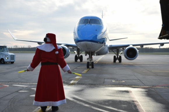 Niecodzienny widok na wrocławskim lotnisku Podróże, LIFESTYLE - Pasażerów żegnali i witali dziś mikołaje-marszałkowie. Tak Port Lotniczy Wrocław świętuje mikołajki oraz imieniny.
