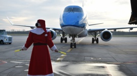 Niecodzienny widok na wrocławskim lotnisku Podróże, LIFESTYLE - Pasażerów żegnali i witali dziś mikołaje-marszałkowie. Tak Port Lotniczy Wrocław świętuje mikołajki oraz imieniny.