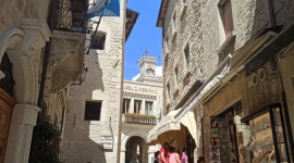 PODRÓŻOWANIE W 2021 ROKU – CO NAS CZEKA? Podróże, LIFESTYLE - Po 2020 wielbiciele podróży są ich spragnieni. Światowy lockdown i przymusowe pozostanie w domach zmęczyło już wszystkich, ucierpiała także, podobnie jak wiele innych, branża turystyczna. Każdy ma nadzieję, że 2021 rok przyniesie więcej normalności.